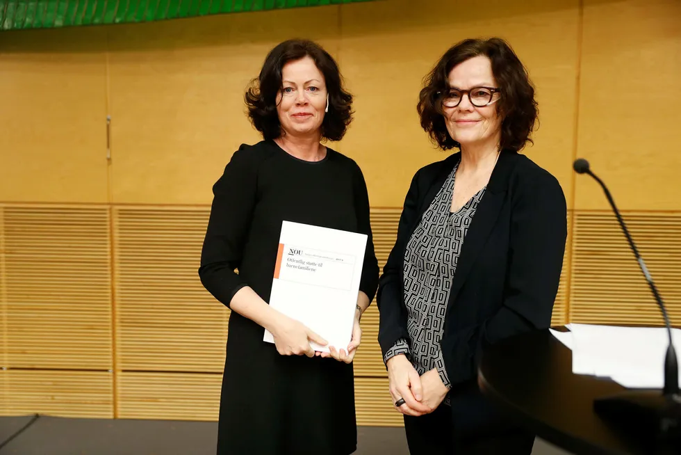 Barne- og likestillingsminister Solveig Horne (Frp) mottar en offentlig utredning om den samlede støtten til barnefamiliene av utvalgsleder Anne Lise Ellingsæter (til høyre). Foto: Cornelius Poppe / NTB Scanpix