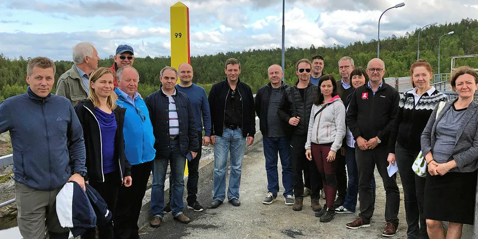 FLERKULTURELT: Under 60 års-feiringen i august i år var delegasjonene fra Finland, Russland og Norge som er med på tappemøtene, også på besøk på det norske grensekraftverket Skogfoss.