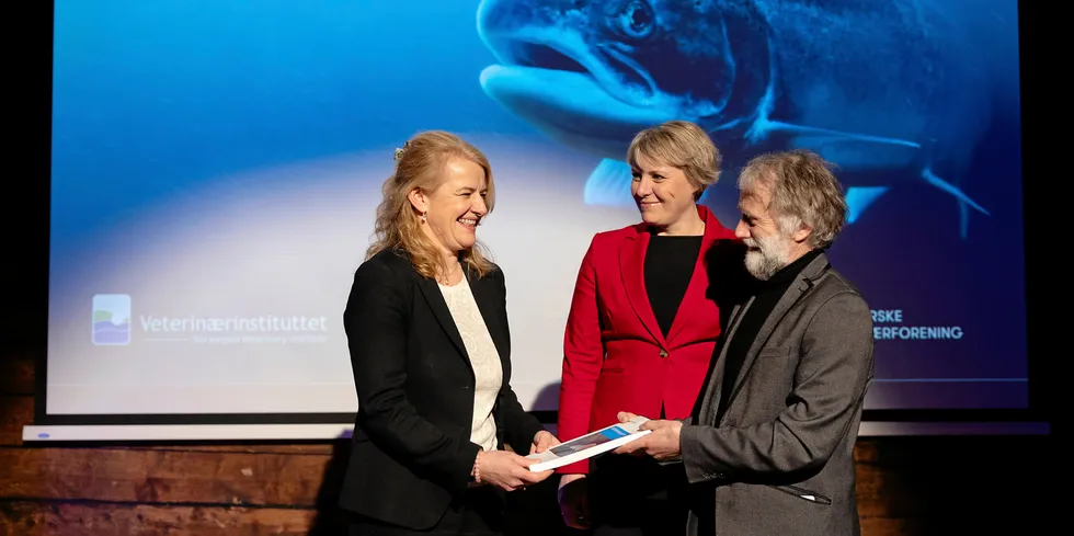 Det var god stemning mellom Ingunn Midttun Godal, administrerende direktør i Mattilsynet, Trude j. Hagland, administrerende direktør i NCE Seafood Innovation og Edgar Brun, avdelingsdirektør for fiskehelse og fiskevelferd ved Veterinærinstituttet, da rapporten først ble overakkt.