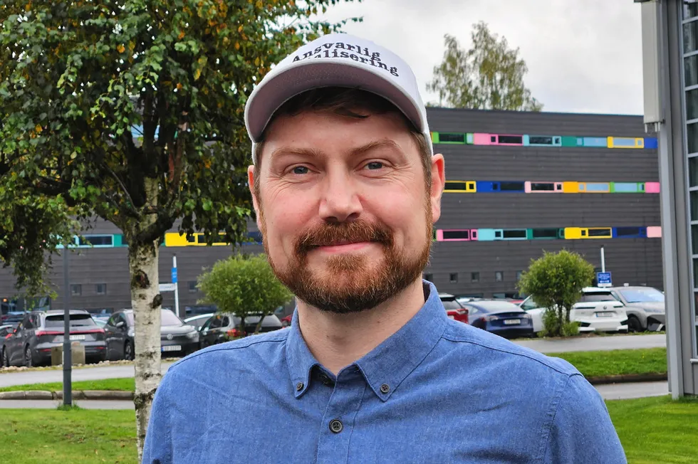 Jon-Martin Storm er fungerende seksjonssjef i NVEs nye seksjon for digital sikkerhet. Bruk av skytjenester i kraftbransjen er ett av fagområdene han kommer til å få brynt seg på. Nå har NVE bedt Sintef lage en rapport om hvilke krav som må stilles hvis også driftskontrollsystemene skal flyttes ut i skyen.