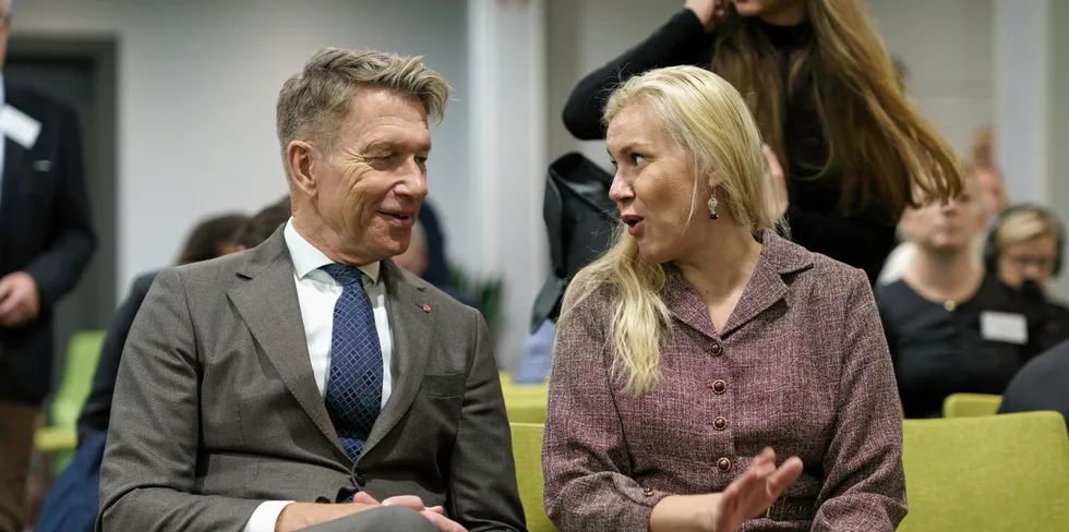 Olje og Energimister Terje Aasland (Ap) sammen med EU-kommissær for energi Kadri Simson under energikonferansen mellom Norge og EU i Brussel.