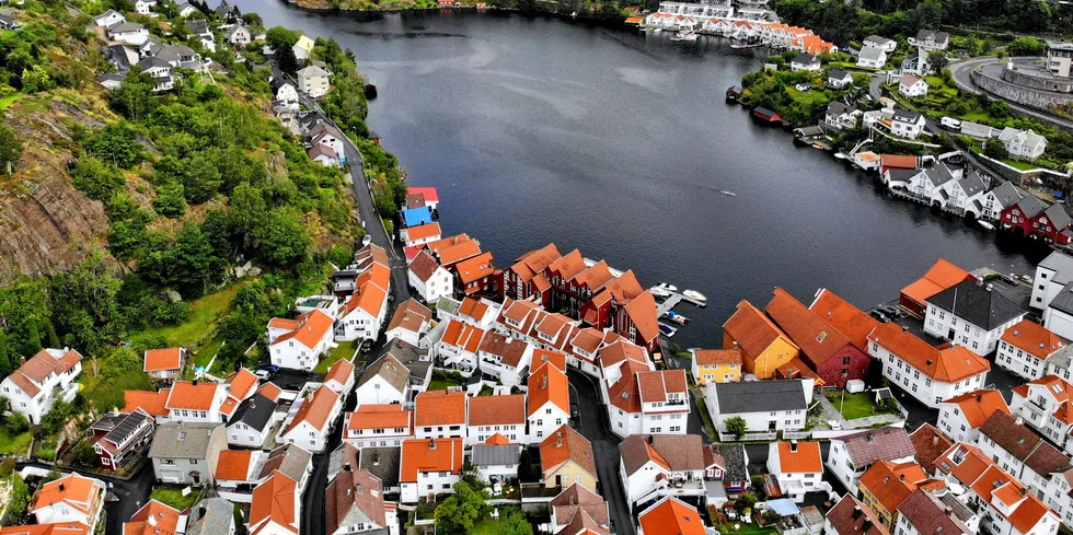 NO2 - her representert ved Flekkefjord - har betydelig høyere strømpris enn resten av Sør-Norge.