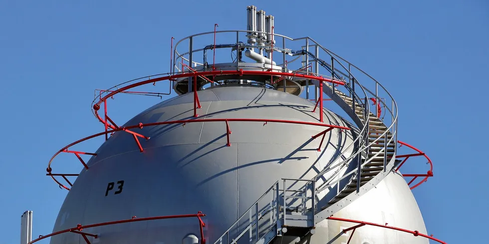 Kombinasjonen av gass og klimakvoter kommer ofte på marginalen i europeiske kraftauksjoner. Dermed avgjør de minsteprisen for strøm når andre energikilder ikke klarer å produsere nok til å dekke strømforbruket. Gasstank på Lanzarote.