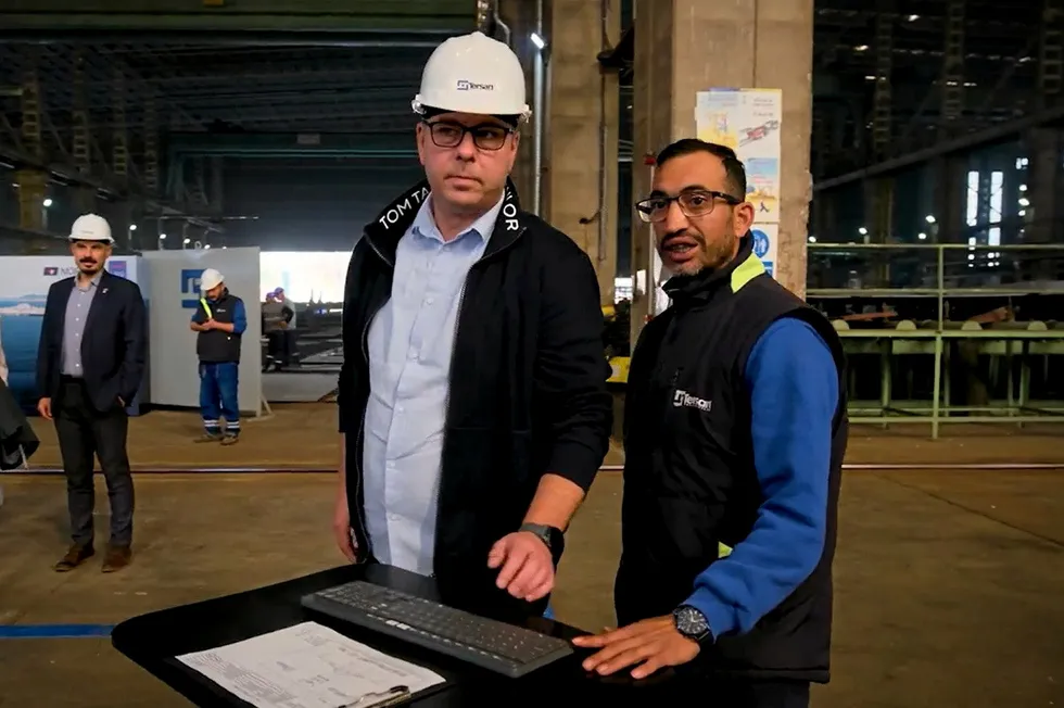 Teknisk fagsjef, Eivind Solvang (t.v.) fra Norled fikk æren av starte den første stålkuttseremonien for Norled-ferjene. Begivenheten fant nylig sted på Tersan shipyard i Tyrkia.