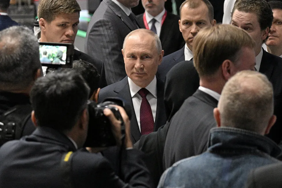 Russlands president Vladimir Putin finansierer krigføring i Ukraina med oljeinntekter fra Skyggeflåten.