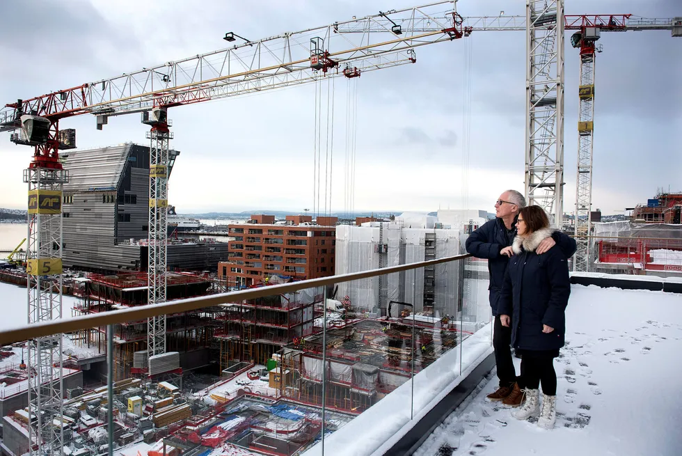 Om noen år vil byggeplassutsikten til Per Heyerdahl og Carole Allen bli erstattet med utsikt mot sjøen.