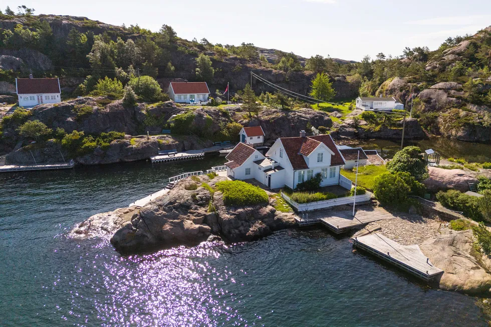 Den avdøde advokaten Per Asle Ousdals hytte på Kapelløya i Søgne er nå lagt ut for salg.