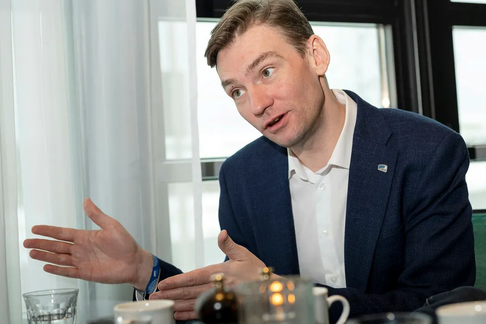 Høyere utdannelsesminister Henrik Asheim tilbyr studenter ekstra lån mot koronatapte inntekter.