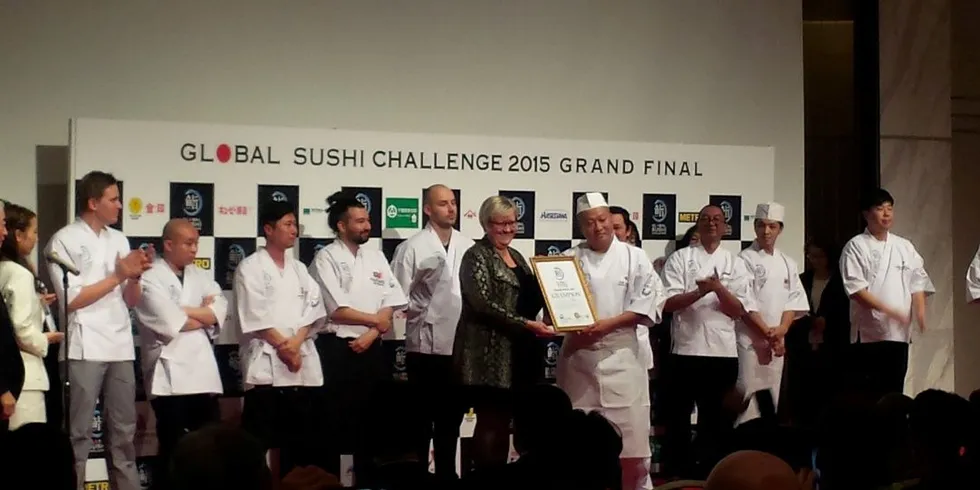 Fiskeriminister Elisabeth Aspaker delte nettopp ut premier til vinnerne av Global Sushi Challenge. Arrangementet gikk av stavelen i Tokyo. Foto: Anders Furuset