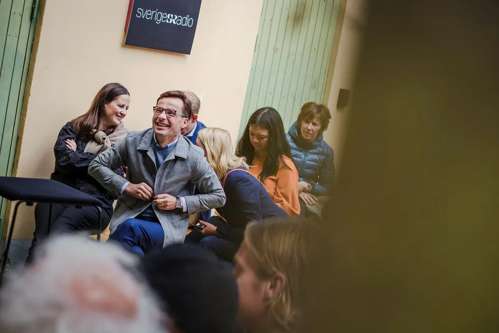 Leder Ulf Kristersson for Moderaterna ligger an til å bli Sveriges statsminister i høst. Her venter han på å bli intervjuet av Sveriges Radio i Visby under den store svenske politikkfestivalen Almedalsveckan som startet søndag. Foto: Sebastian S. Bjerkvik