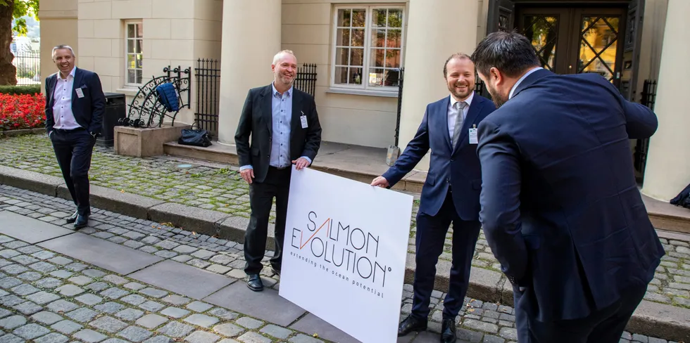 Daglig leder Andre Berg (t.h.) fleiper med Glen Allan Bradley (ved plakaten til venstre) og Tore Andreas Tønseth utenfor Oslo Børs etter at Salmon Evolution ble notert på Euronext Growth. Til venstre Ingjarl Skarvøy.