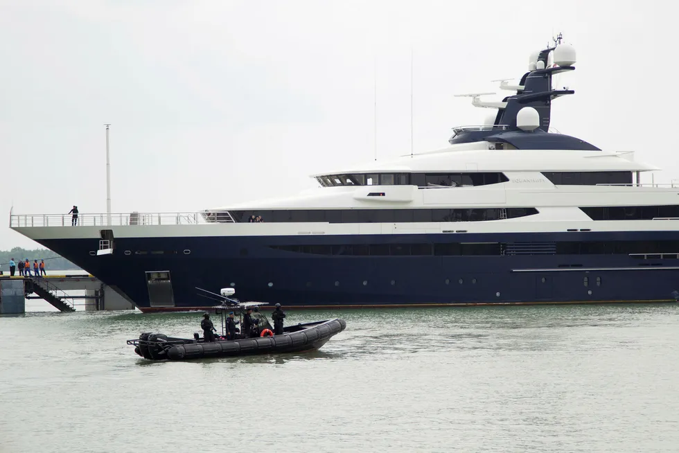 Den amerikanske politiorganisasjonen FBI tok arrest i superyachten Equanimity ved Bali i Indonesia tidligere i sommer. Nå er den tilbake i Malaysia og skal legges ut på auksjon med salg til høystbydende. Den antatte eieren er på rømmen og etterlyst internasjonalt – mistenkt for å ha stått bak en milliardsvindel av et statseid malaysisk selskap.