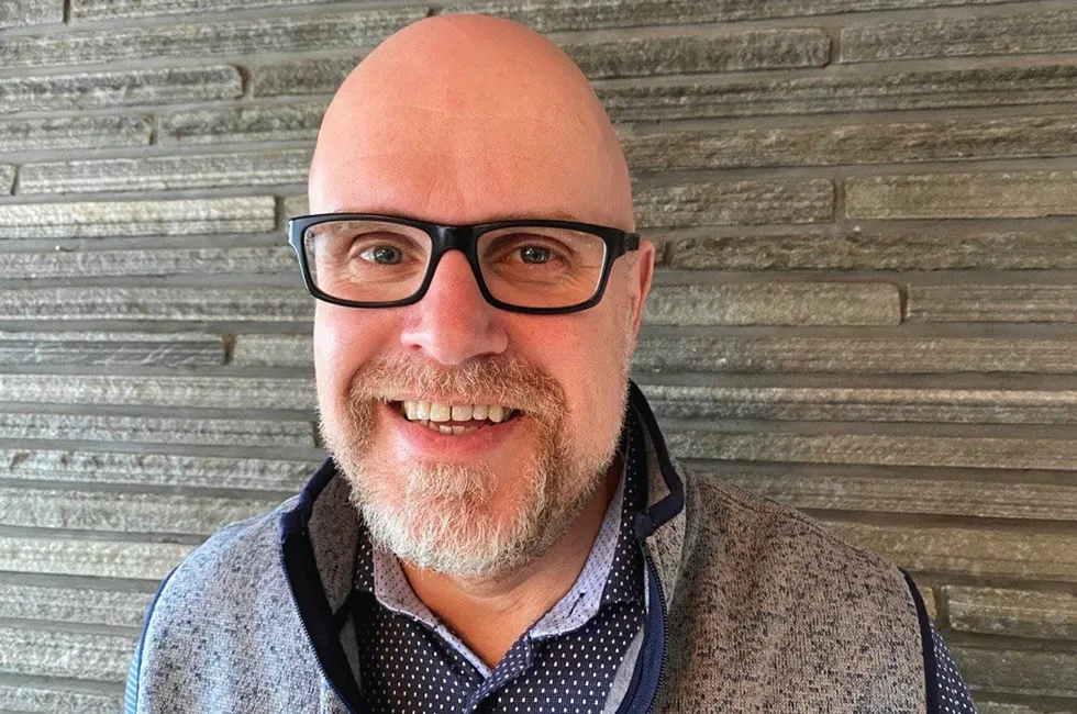 Konsernsjef Kristian Holm i Ren Røros selger bredbåndaktiviteten for å ha kapital til det som er aller viktigst: energisikkerheten og mer produksjon lokalt.