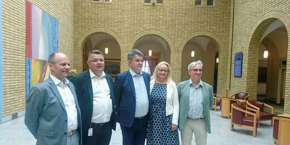 SKATTLEGGING: Det er flertall på Stortinget for å utrede ulike former for lakseskatt. Fra venstre: Steinar Reiten (KrF), Kjell Børge Freiberg (FrP), Tom–Christer Nilsen (H), Ruth Grung (Ap) og André Skjelstad (V).Foto: Anders Furuset