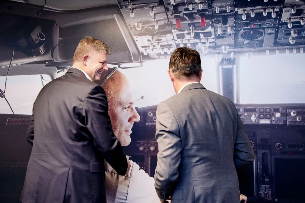 Konsernsjef Jacob Schram (til venstre) og finansdirektør Geir Karlsen har tro på at en ny forretningsplan og medvirkning fra regjeringen skal få Norwegian gjennom rekonstruksjonsprosessen.