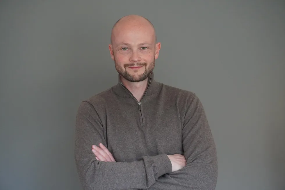 – Jeg legger opp til minst mulig tilfeldigheter og lavest mulig kostnad, sier Even Tvedt (40) om hvordan han investerer i det virkelige aksjemarkedet.