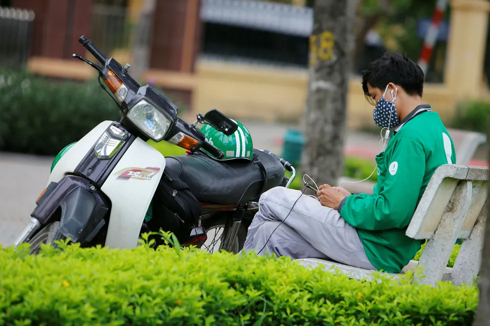 Grab har kapret det sørøstasiatiske transportdelingsmarkedet med bruk av egne biler, drosjer og motorsykler. Nå kan selskapet overta virksomheten til Uber i Sørøst-Asia om kort tid. Foto: Tran Van Minh/AP/NTB Scanpix