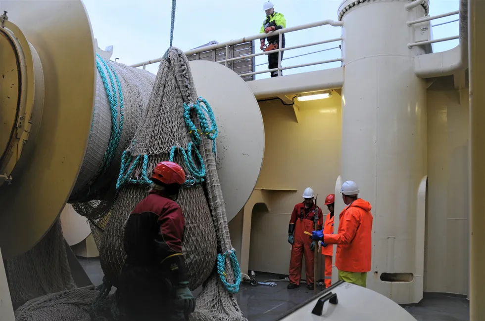 Havforskningsinstituttet på makrelløkosystemtokt. Tråldørene på vei inn etter avsluttet 30 min tråling i overflaten 180 nmi vest av Vesterålen.