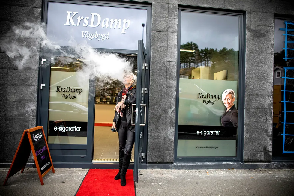 Ruth-Elin Vapequeen Bergum Sveinall utenfor butikken i Vågsbygd utenfor Kristiansand; den 11 i rekken.