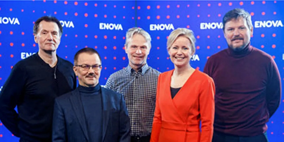 (FV) Per-Erik Ramstad (Alta Kraftlag), Oddbjørn Samuelsen (Repvåg kraftlag), Erling Martinsen (Ymber), Astrid Lilliestråle (Enova) og Stein Mathisen (Varanger Kraft) overtar bygging av ladenettverk i i Troms og Finnmark etter Fortum. Nå er det gitt Enova-støtte til første ladepakke som skal stå klar i god tid før nyttår.