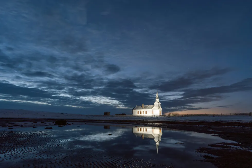 Er det å gjøre kirken lettbent et godt strategisk grep for en institusjon som på mange måter selv er i krise? En gudstjeneste kan aldri konkurrere mot andre underholdningstilbud. Bildet viser Nesseby kirke i Øst-Finnmark.