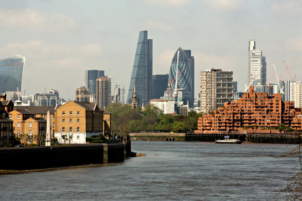 En hedgefondforvalter lever jo av å sette sammen veddemål mot markedets egen prising. Det krever at man løper fort og liker det utrolige stresset, skriver artikkelforfatteren. City of London i bakgrunnen på bildet.
