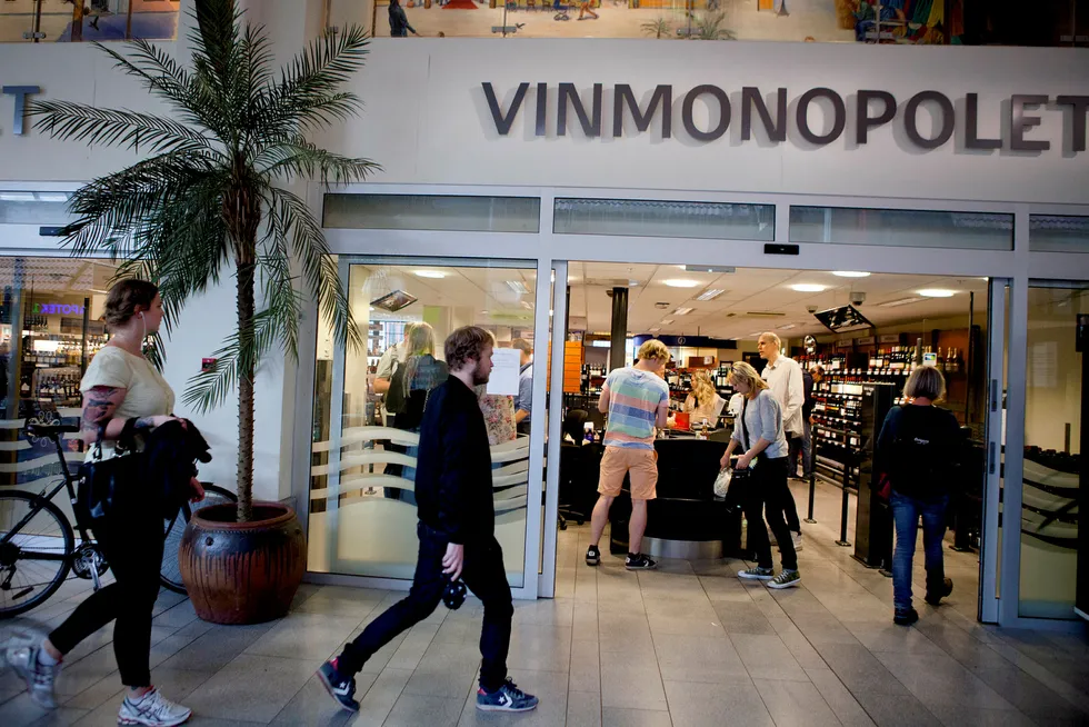Vinmonopolet solgte 323.000 liter drikkevarer påskeaften. Det tilsvarer 64.000 liter i timen – eller 1077 liter i minuttet. Foto: Javad Parsa