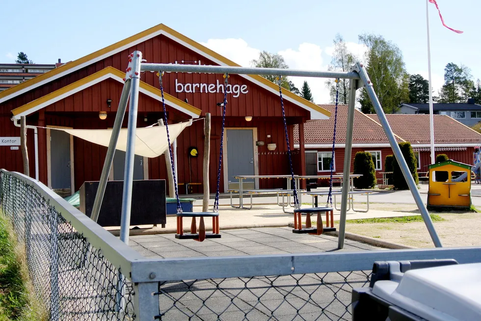 Kommunene bør få større mulighet til å kreve kvalitetstiltak eller gode arbeidsvilkår for de ansatte som vilkår for finansiering av private barnehageplasser, skriver Mette Nord og Steffen Handal.