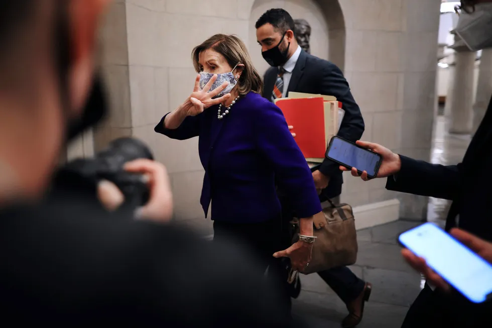 Nancy Pelosi, demokratenes leder i Representantenes hus, jobber med finkalibrert politisk håndverk for å samle trådene for å få gjennom både tiltakspakker, heve gjeldstaket og unngå lockdown.