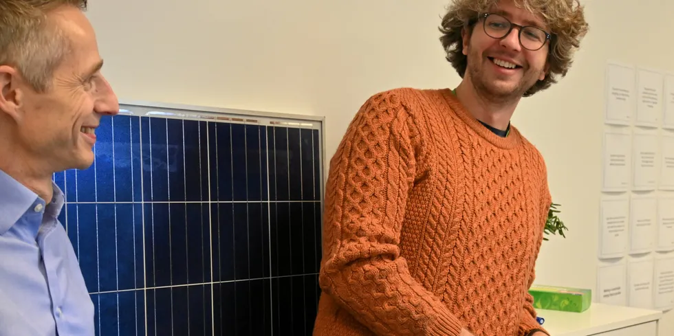 Harald Olderheim (til venstre) og John Mikael Modin i Glint Solar har tatt med seg et solcellepanel inn i de nye lokalene på Aker Brygge.