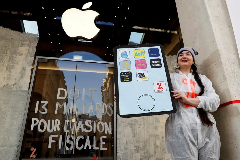 Europakommisjonen har satt i gang en langsiktig kampanje mot multinasjonale selskap som utnytter manglende gjennomsiktighet i skattereglene for å unngå å betale skatt. Her en markering mot Apples kreative skattepolitikk i Paris. Foto: Thomas Samson/AFP/NTB Scanpix