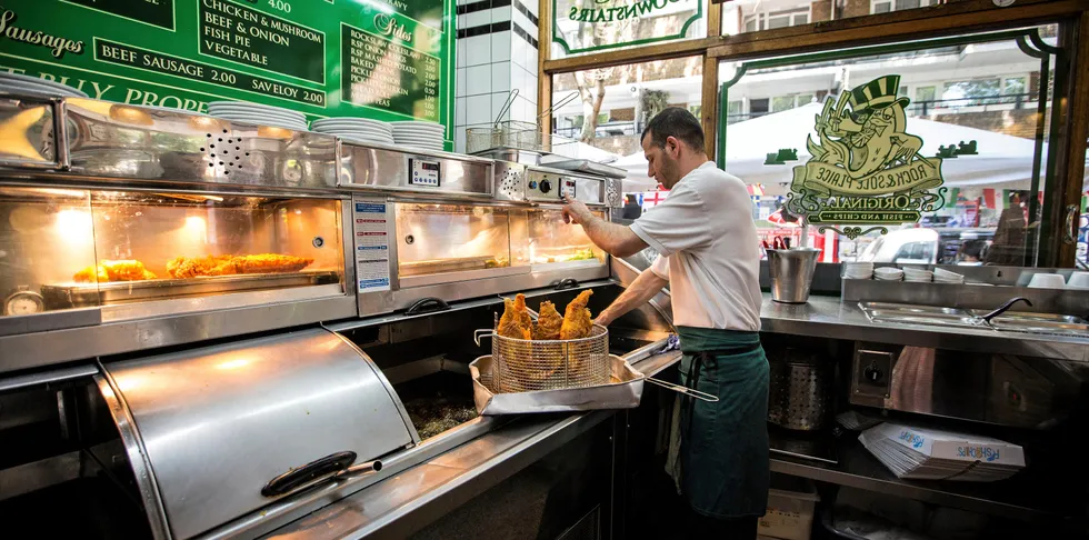 Mange britiske Fish & Chips restauranter har fått økt omsetning under Corona-nedstengingen gjennom take away og hjemmelevering. Her Rock & Sole Place i Covent Garden. Vini Grollaku friterer det som er kjent som britenes nasjonalrett.