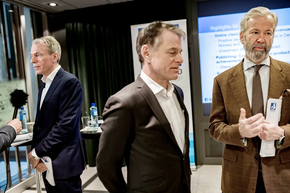Schibsteds finansdirektør Trond Berger flankert av konsernsjef Rolv Erik Ryssdal (til venstre) og styreleder Ole Jacob Sunde (til høyre) etter en resultatpresentasjon i februar 2018.