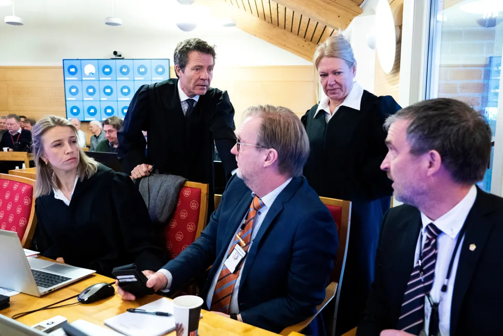 Bessebergs forsvarer Christian Fredrik Bonnevie Hjort (øverst til venstre) og aktoratet med Marianne Djupesland, Marthe Stømner Smestad, Kjell Inge Heiland og Hans Jørgen Flood i Økokrim andre dag av rettssaken mot Anders Besseberg.