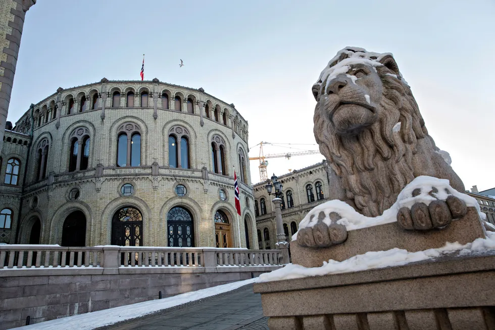 For en leder er det vanskelig å først stå opp entusiastisk for én retning og så straks snu kappen og lede i motsatt retning, skriver kronikkforfatteren.