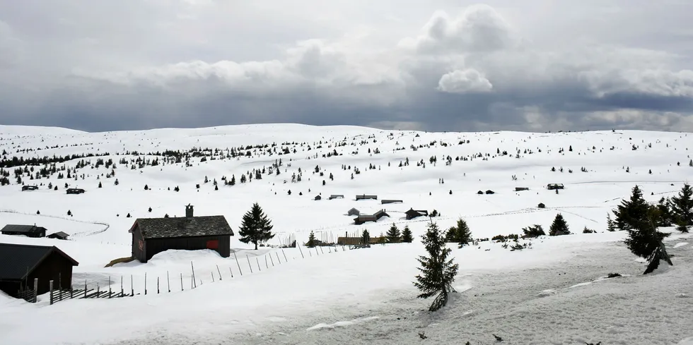 MYE SNØ: I fjellene rundt Gudbrandsdalslågen ligger det fortsatt godt med snø. Ved Hunderfossen kraftverk er man forberedt på en stor vårflom.