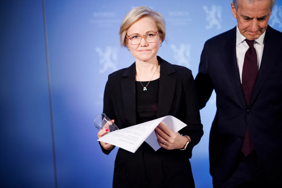 Ved denne avgangen hoppet man over det vanlige skuespillet der statsråden selv meddeler at vedkommende har kommet frem til at hen trekker seg, før statsministeren etterpå sier at han forstår beslutningen. Her Ingvild Kjerkol (Ap) og statsminister Jonas Gahr Støre (Ap).