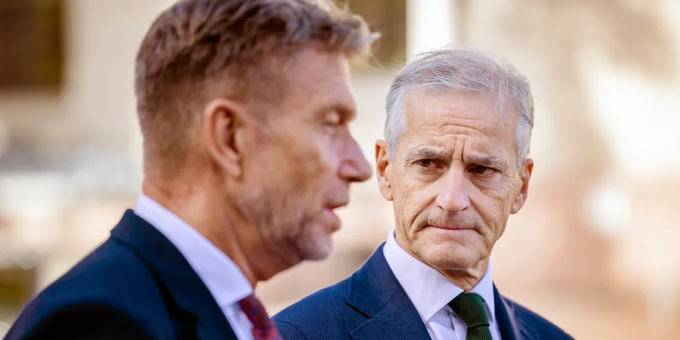 Jonas Gahr Støre (til høyre) og Terje Aasland utenfor statsministerens kontor etter å snakket med de norske oljeselskapene. . Statsminister Jonas Gahr Støre har gitt Terje Aasland oppdrag å oppfylle de 20 fornybar-punktene i Hurdalsplattformen.