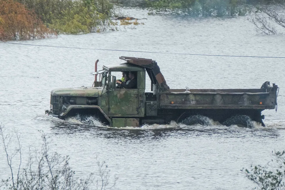 Regn og uvær på Sørlandet. Topdalselva har gått over sine bredder og vannet sto høyt ved Drangsholt mellom Kristiansand og Birkeland mandag. Foto: Tor Erik Schrøder / NTB scanpix
