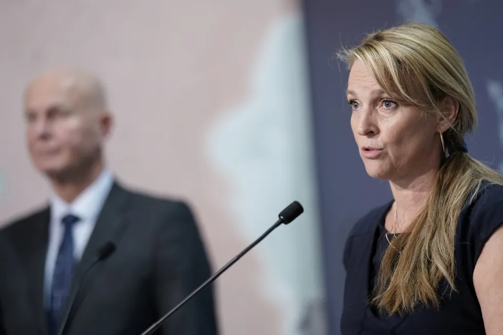 Avdelingsdirektør Line Vold i FHI og helsedirektør Bjørn Guldvog.