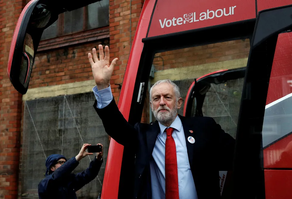 Statsministerkandidat i Storbritannia Jeremy Corbyn vil låne mangfoldige milliarder for å investere i skoler og sykehus.