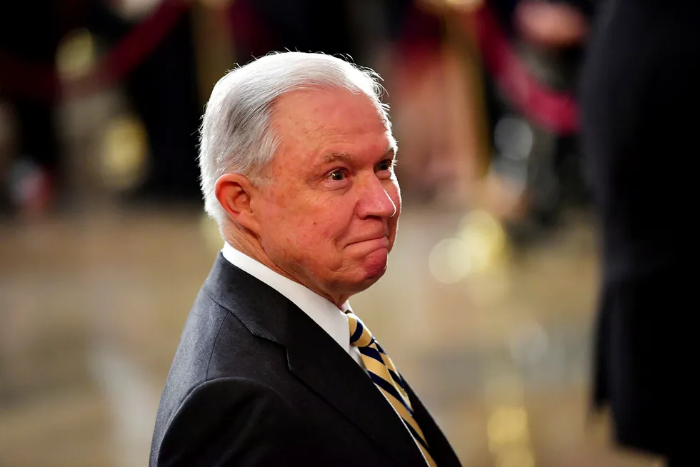 Justisminister i USA, Jeff Sessions varsler granskning av nettgiganter.