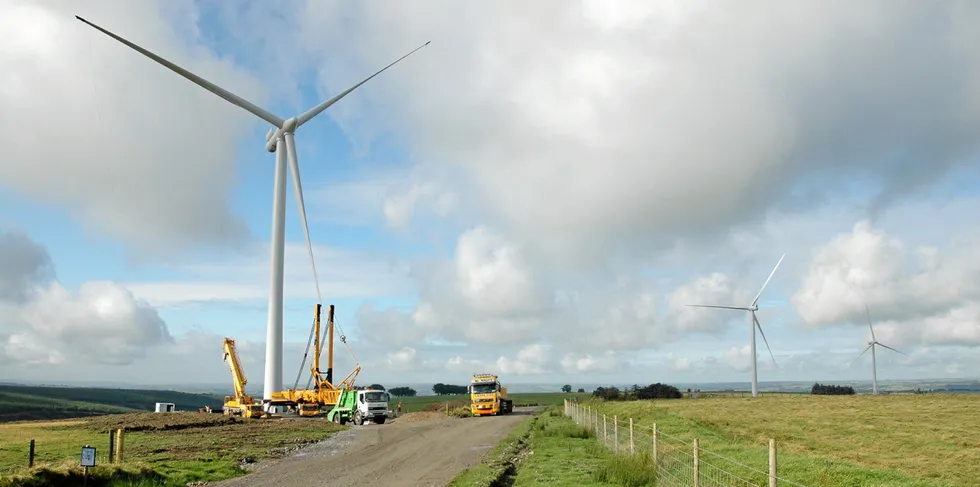 NVE reduserer kravet til hvor stort beløp vindkraft-utbyggere må sette av til riving. Illustrasjonsbilde fra bygging av Alltwalis vindpark i Wales i 2009.