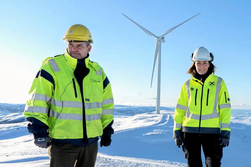 Ståle Gjersvold i Trønderenergi og Kari Skeidsvoll Moe i Aneo må registrere at både vindkraft og andre kraftkilder får dårlig betalt i spotmarkedet akkurat nå. Spotverdien av produksjonen i april var nesten 700 millioner kroner lavere enn i samme måned i fjor.
