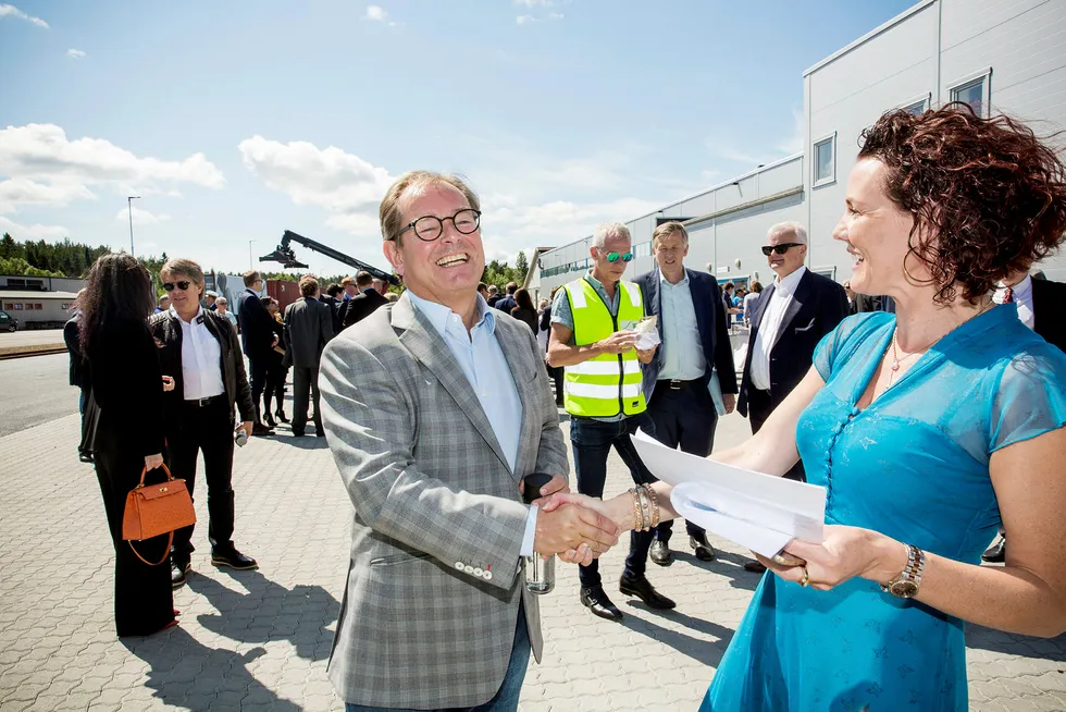 Iveland-ordføreren (Sp) Gro Anita Mykjåland er strålende fornøyd med storsatsingen fra Voss of Norway, og ABG-direktør og aksjonær Knut Brundtland får litt av æren. Foto: Sondre Steen Holvik