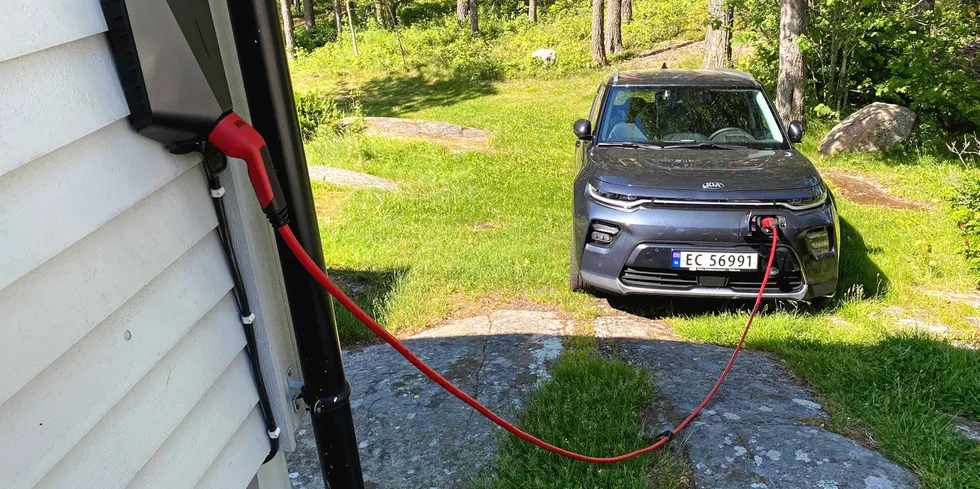 Det har blitt betydelig dyrere å lade elbilen sammenlignet med i fjor, men fortsatt er lading mange billigere enn å fylle tanken på en bensinbil.