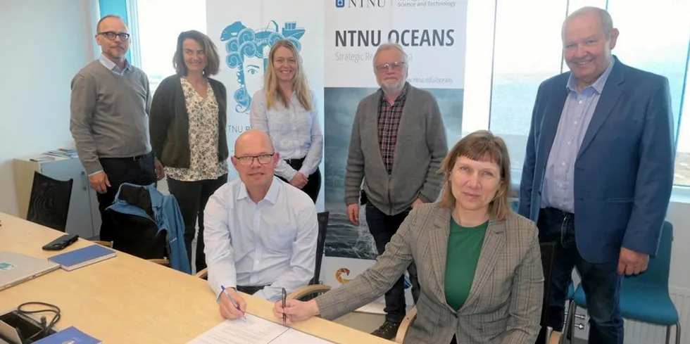Rektor Espen Arntsberg ved Guri Kunna og direktør Siri Carson i NTNU Havrom har signert avtalen. Bak fra venstre: innovasjonsleder på NTNU Kjell Olav Skjølsvik, Alexandra Neyts (prosjektleder Brohode), Benedicte Brubakken (Blått Kompetansesenter), Yngvar Olsen (biologiprofessor ved NTNU) og Bjørnar Johansen (Guri Kunna videregående)