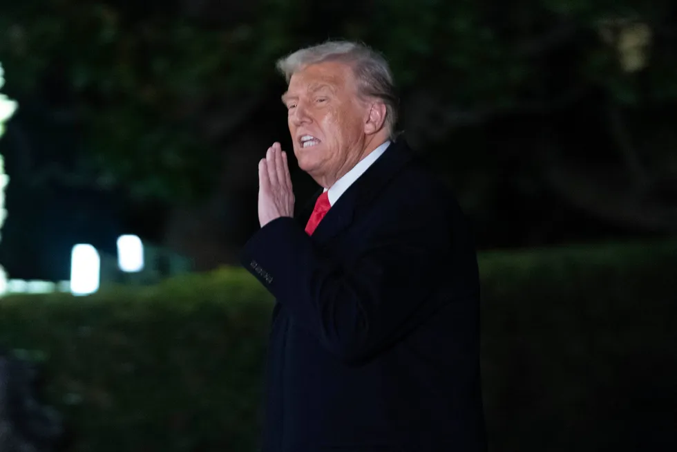 Om bord i Air Force One søndag sa president Donald Trump at han skulle kunngjøre toll på aluminium og stål.