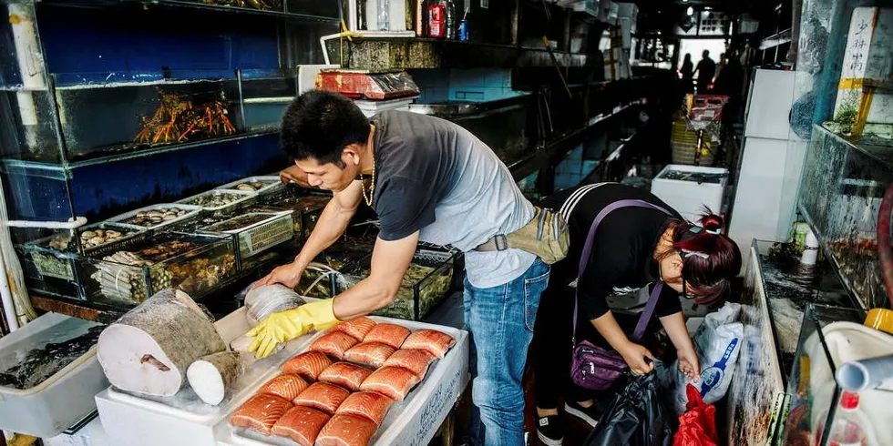 KINA-KRISE: Fiskehandlere på fiskemarkedet i Shanghai. Kinesiske myndigheter har stoppet store mengder norsk fisk, som er blitt forsøkt eksportert inn i Kina via Vietnam.Arkivfoto: Fartein Rudjord