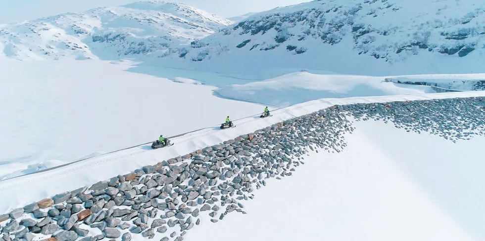 Ekstreme mengder med snø i fjellet har bidratt til rekordlave kraftpriser. Det gjør at BKK antar at både 2020 og 2021 bli økonomisk krevende.
